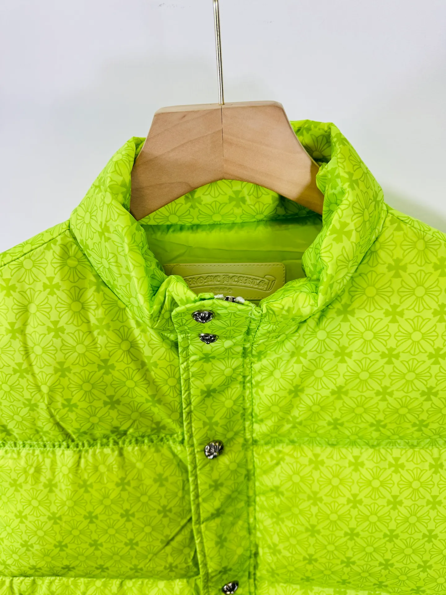P720 top version 🐮 Real shot without P, ​​different from market products] Chrome Hearts ❄️ Winter environmentally friendly down jacket series ❄️ Chrome Hearts dark pattern series hooded down vest is available at the counter at the same time ❤ The hood is detachable! The best Guangzhou national standard 90 velvet on the market! ! The world’s highest fluffiness of 900D! ! High standard and sufficient down filling! ! Exterior windproof and waterproof dark pattern custom fabric, interior high-grade dark pattern lining fabric to prevent lint, original hardware molding, exquisite craftsmanship details, casual or formal wear ✨ slim fit and not bloated Recommended color: Customized dark pattern flower series Code number: S, M, L, XL